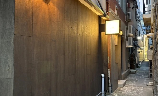 夜の外観　パーラー菊池屋